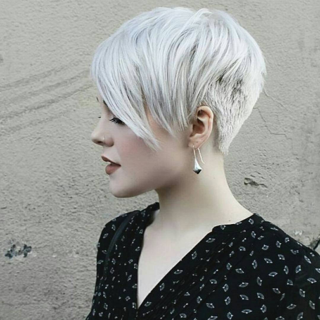 Женская прическа пикси на короткие волосы фото с челкой