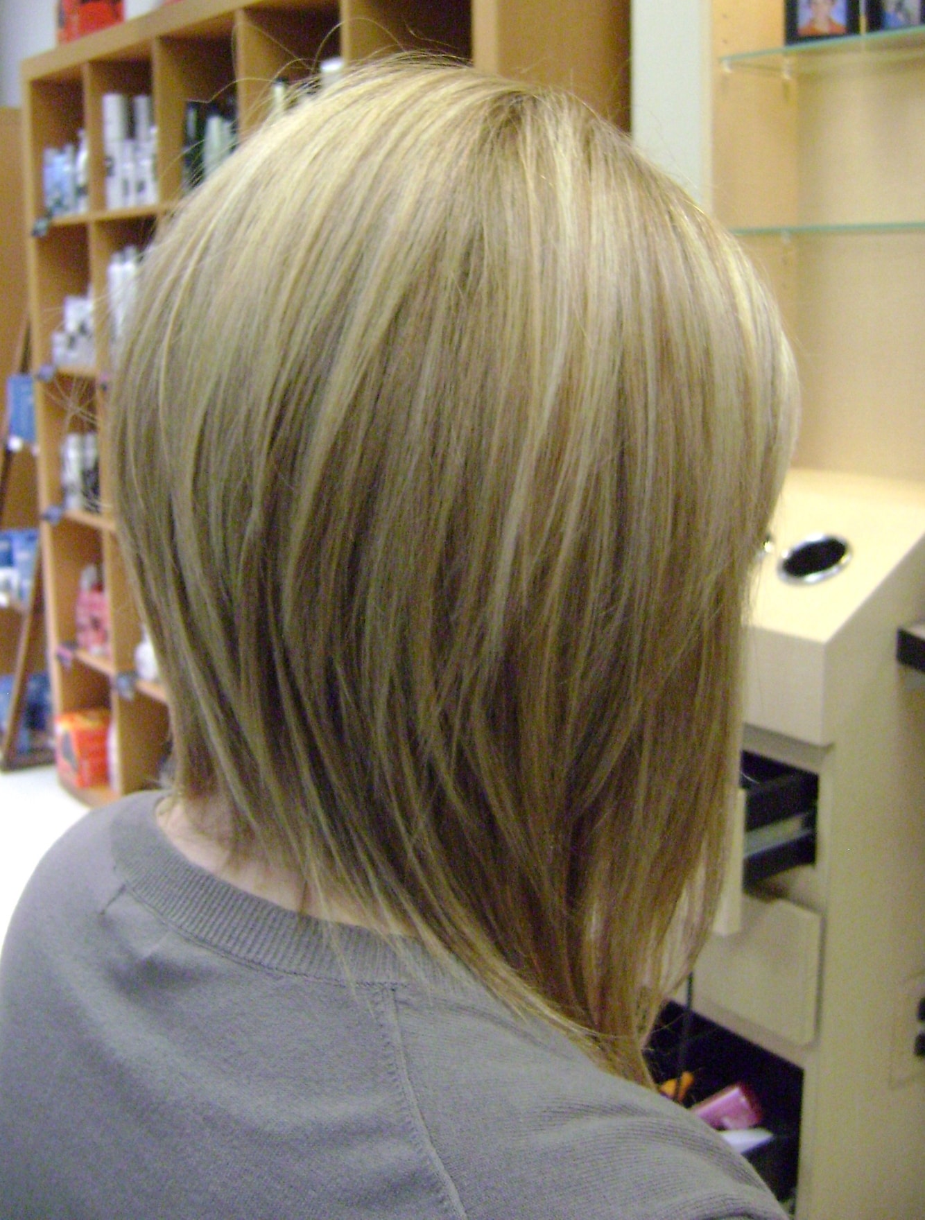 Градуированное каре с удлинением на средние волосы фото