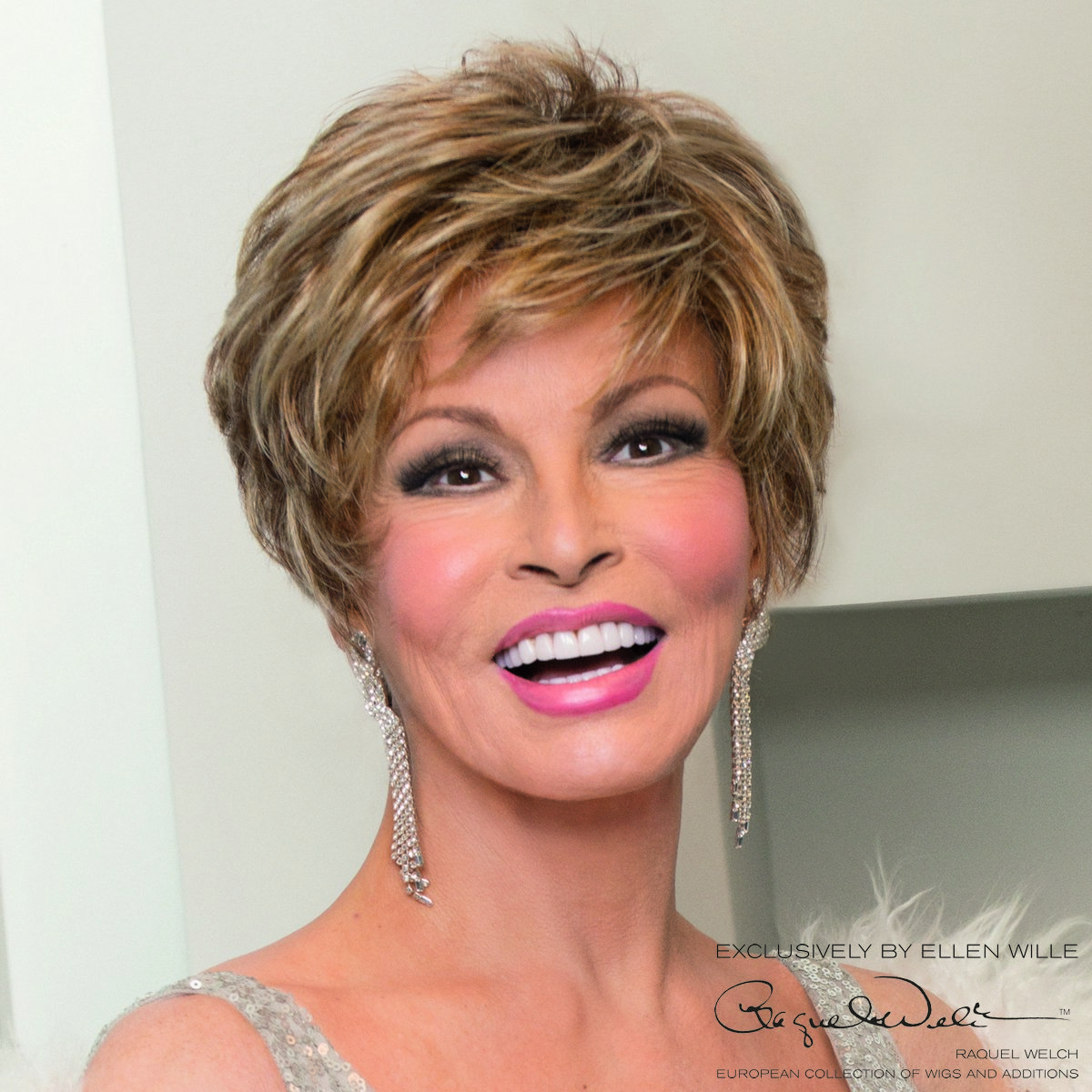 Короткие стрижки для женщин омолаживающие модные. Raquel Welch Wigs. Raquel Welch парики. Стрижки Ракель Уэлч. Рэкуэл Уэлч стрижки.