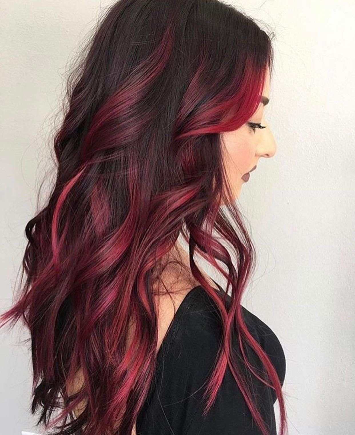 Темный цвет волос с красными прядями
