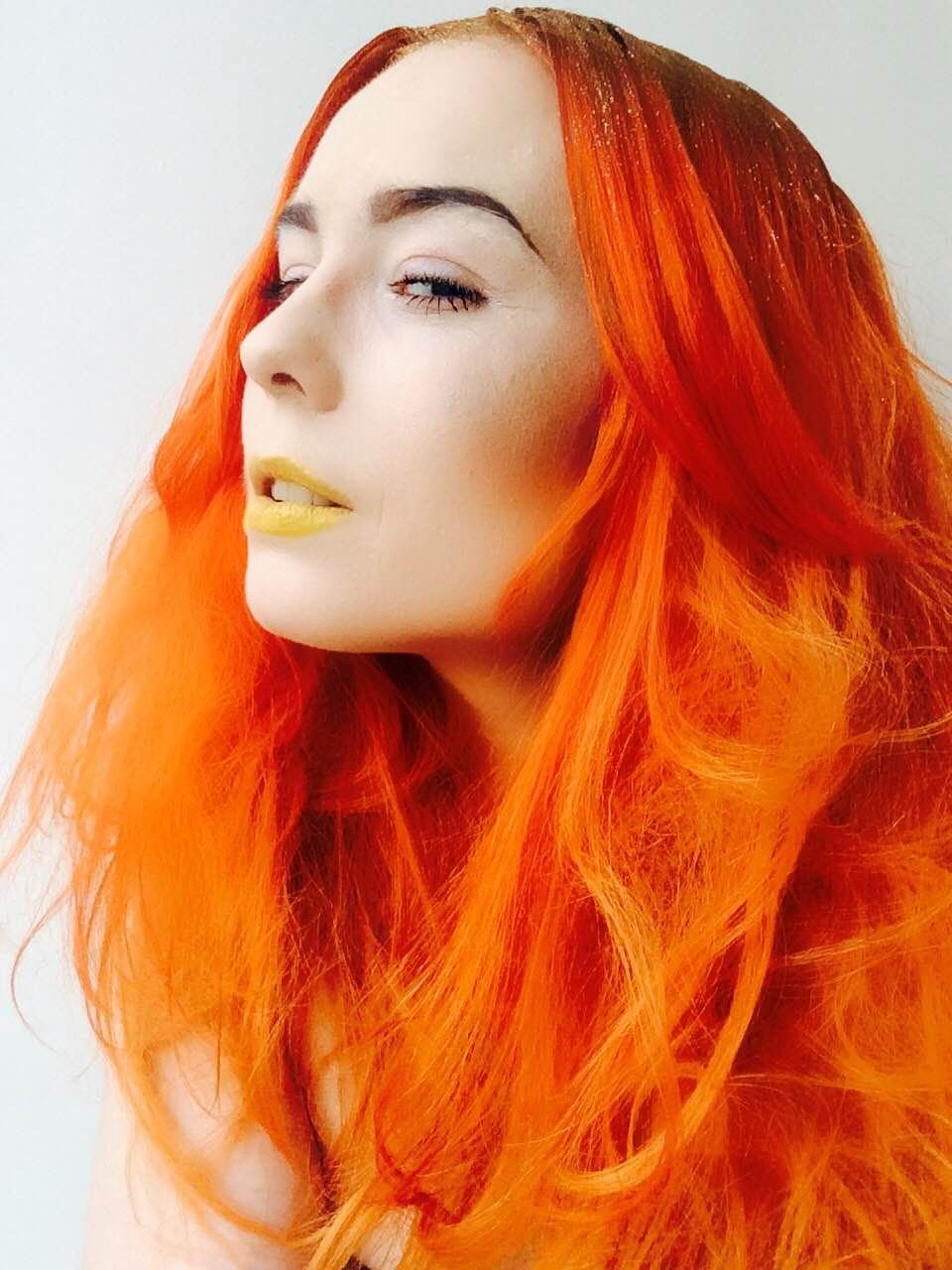 Желто оранжевые волосы. Оранжевые волосы. Девушка с оранжевыми волосами. Красивые девушки с оранжевыми волосами.