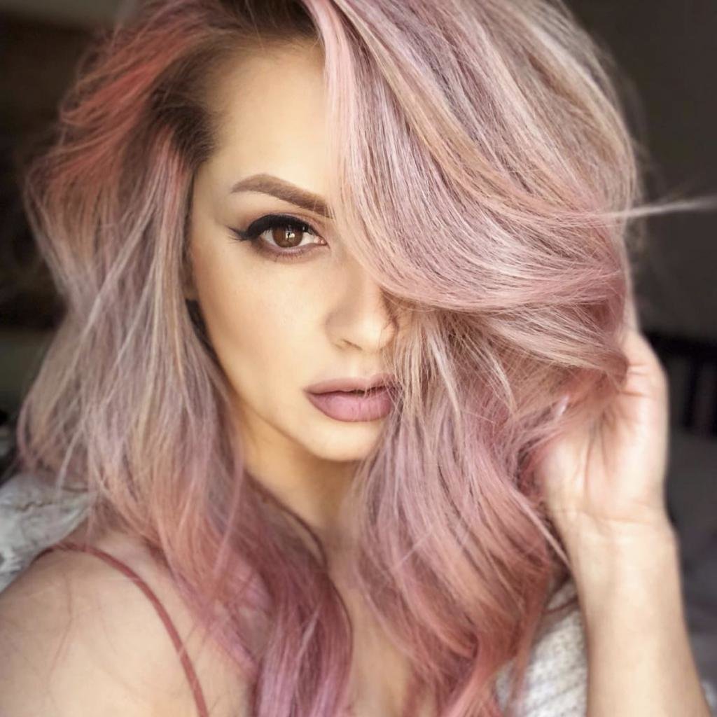 Окрашивание волос с розовым оттенком
