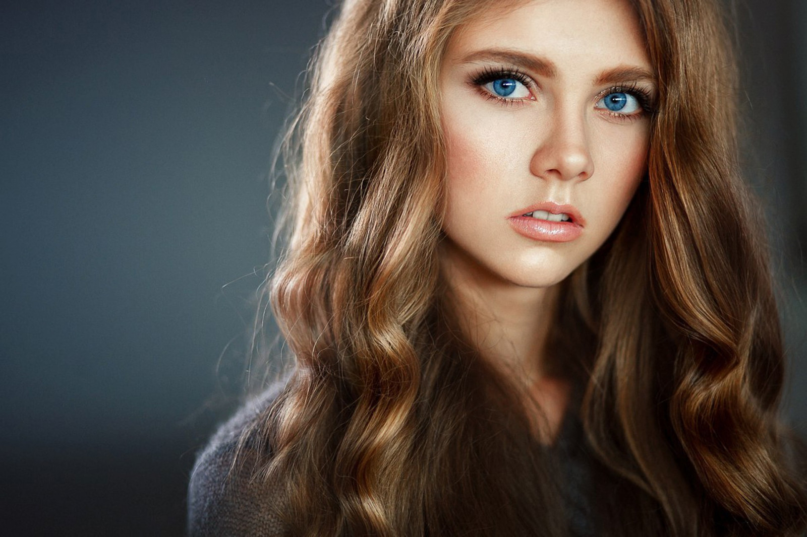 Девушка с голубыми глазами и русыми волосами фото