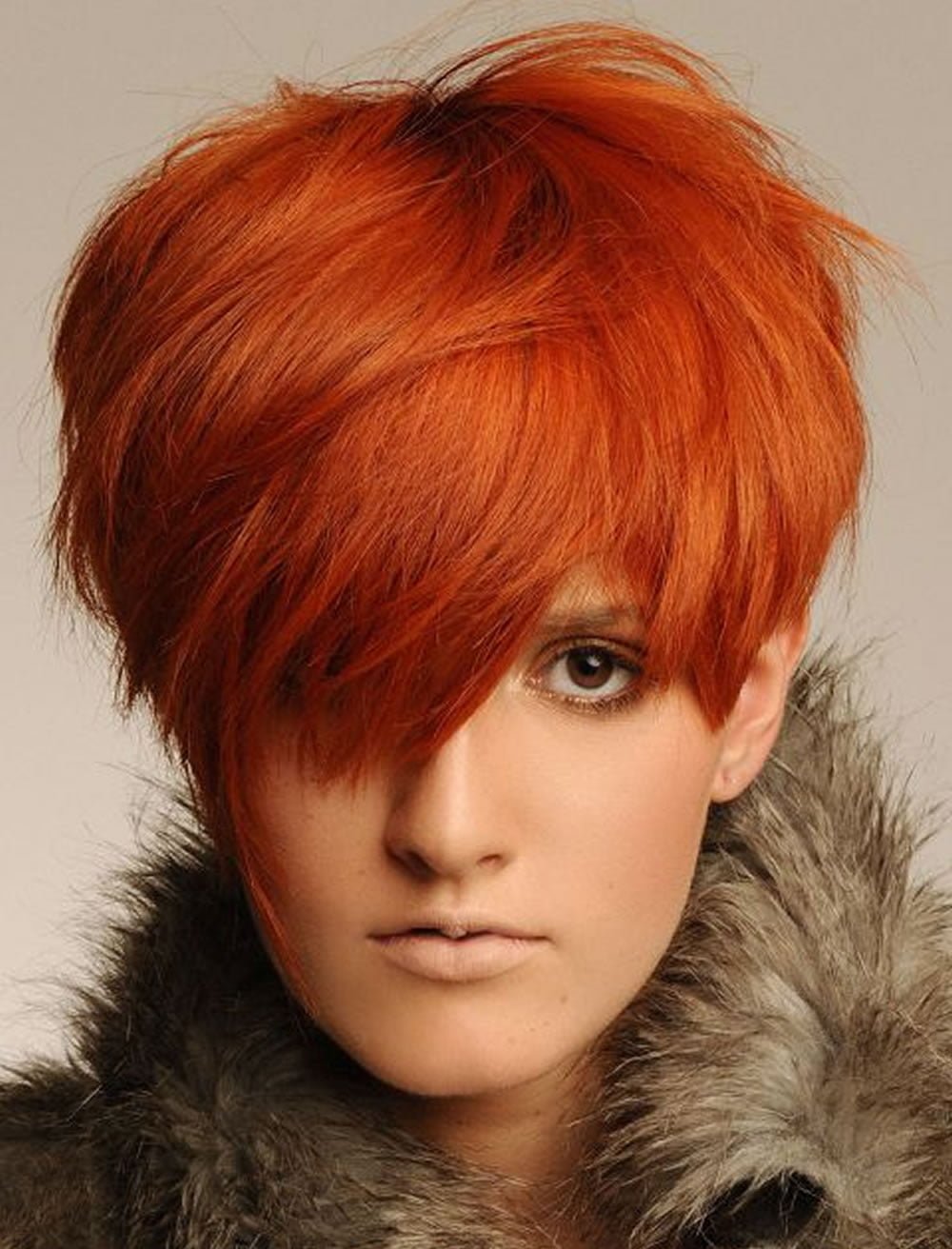 Короткая женская стрижка на рыжие волосы фото
