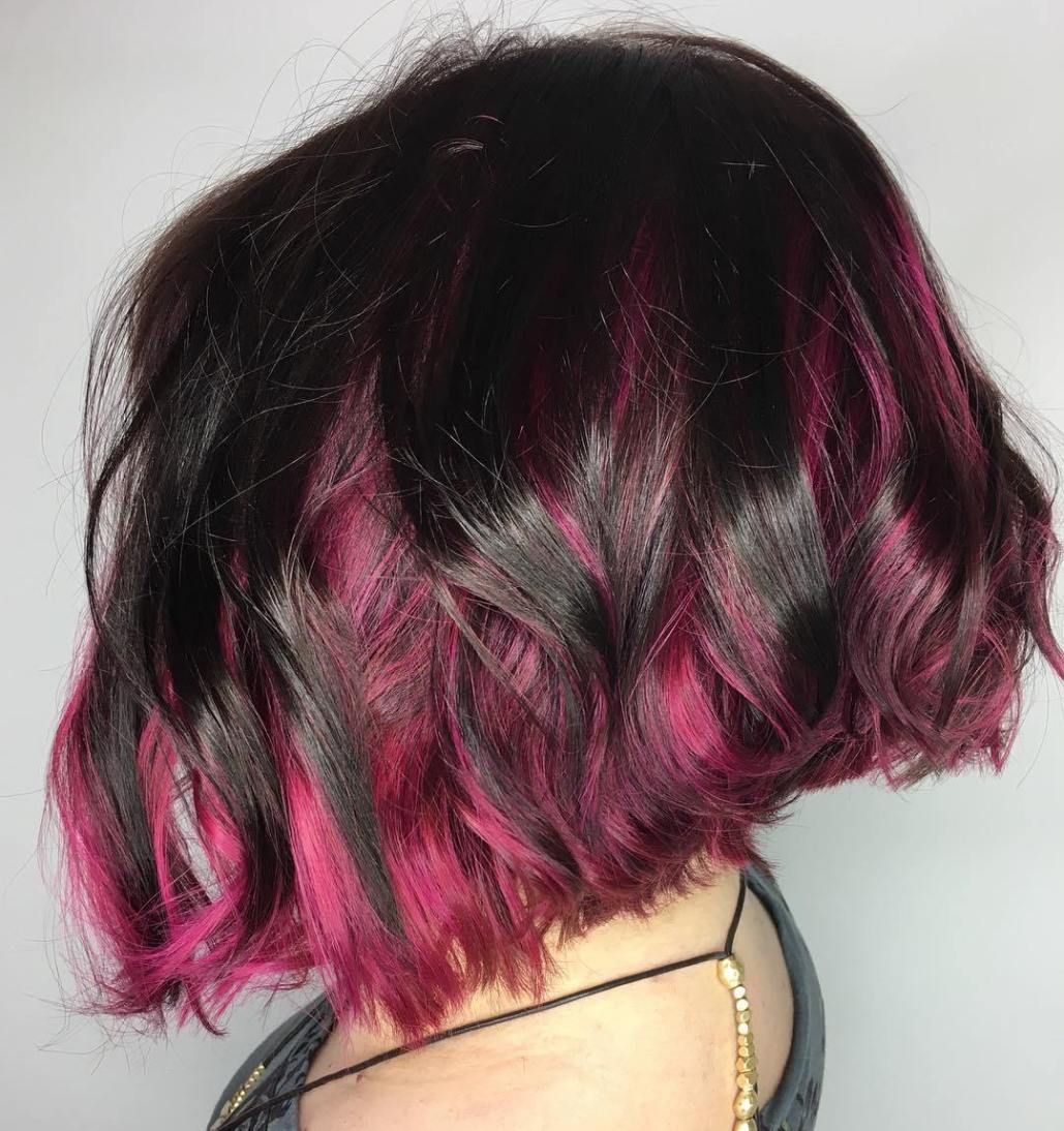Розовое мелирование на темные короткие волосы
