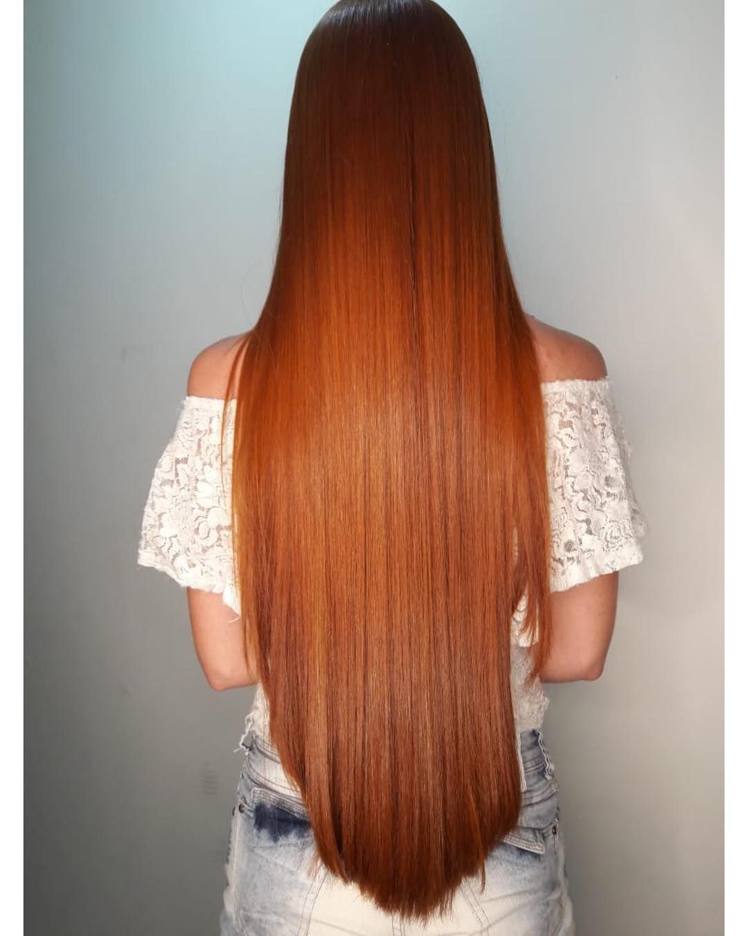Длинные прямые волосы со спины