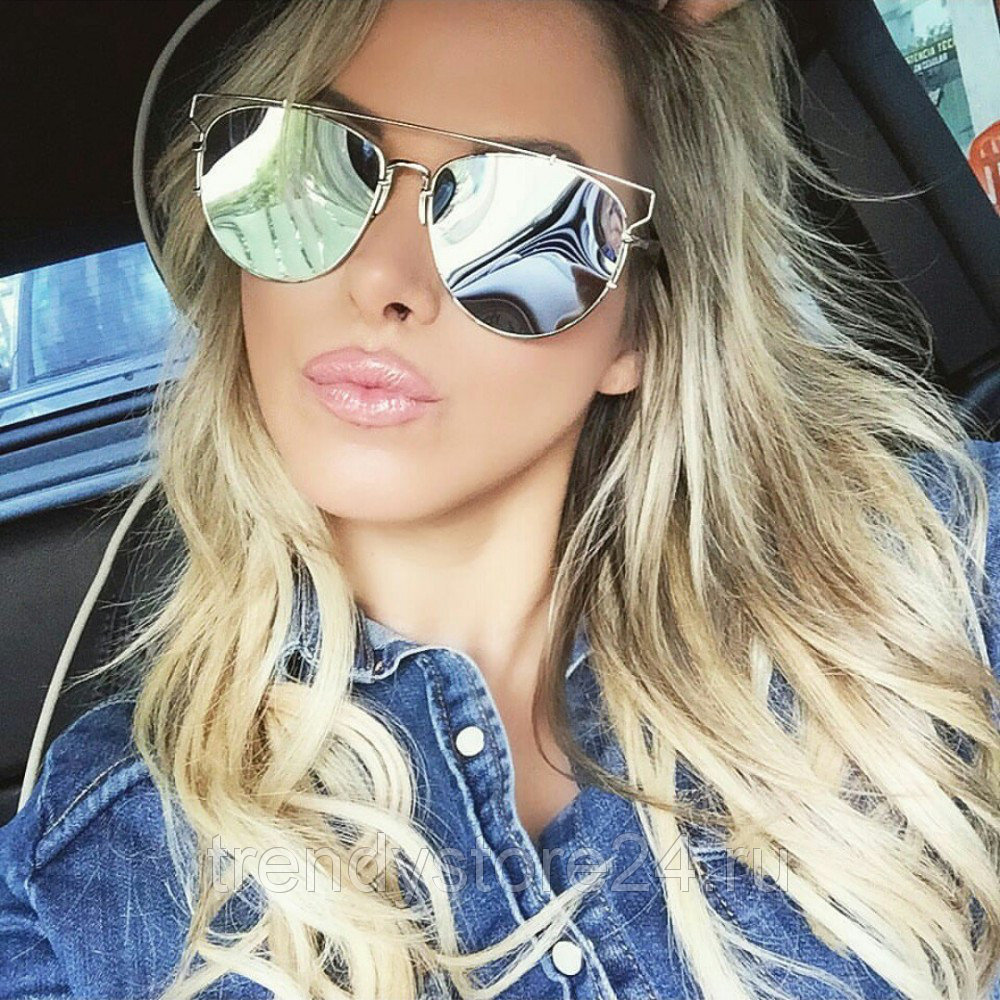 Блондинка в солнцезащитных очках