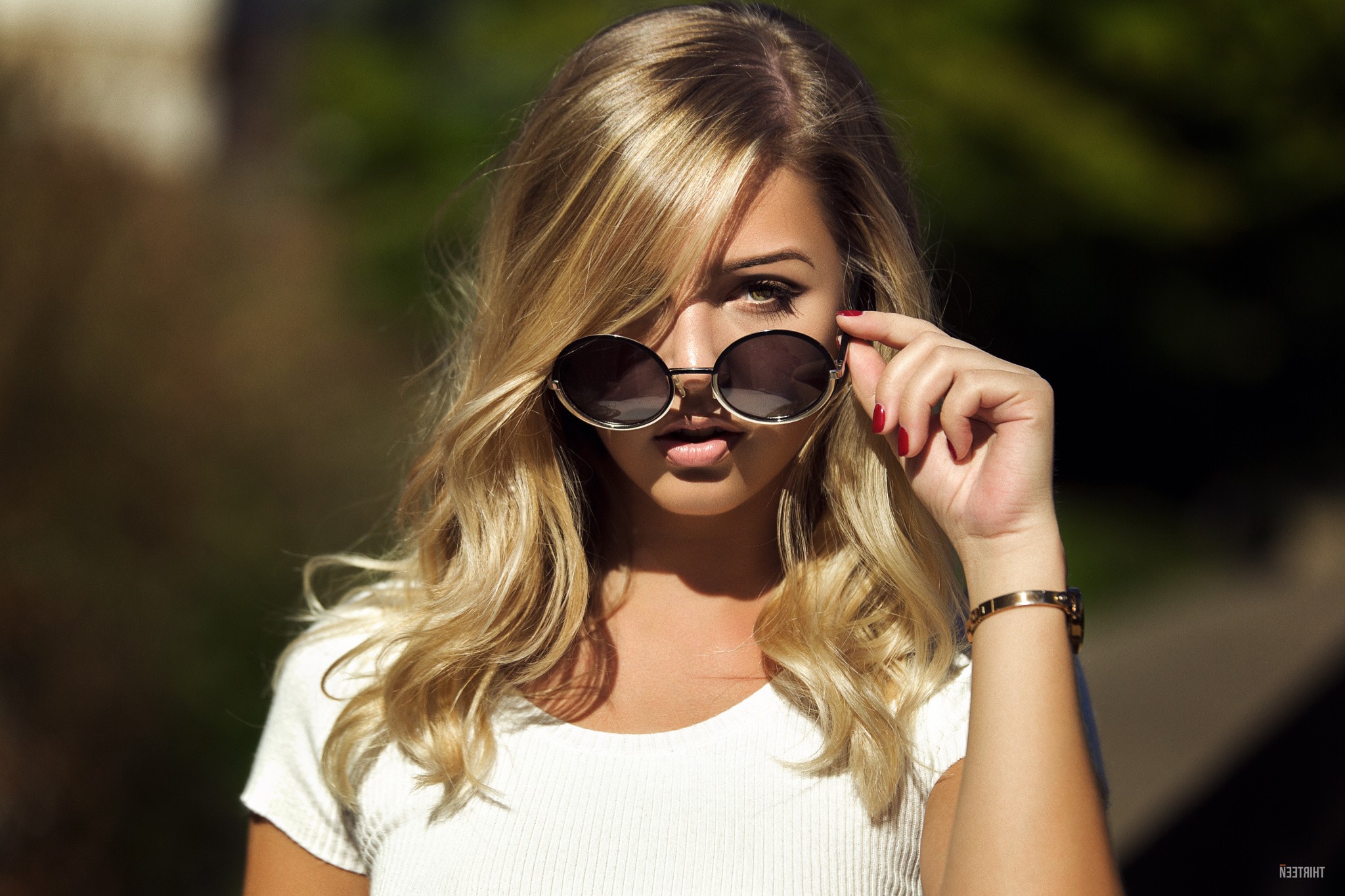 Блондинка в очках фото на аватарку