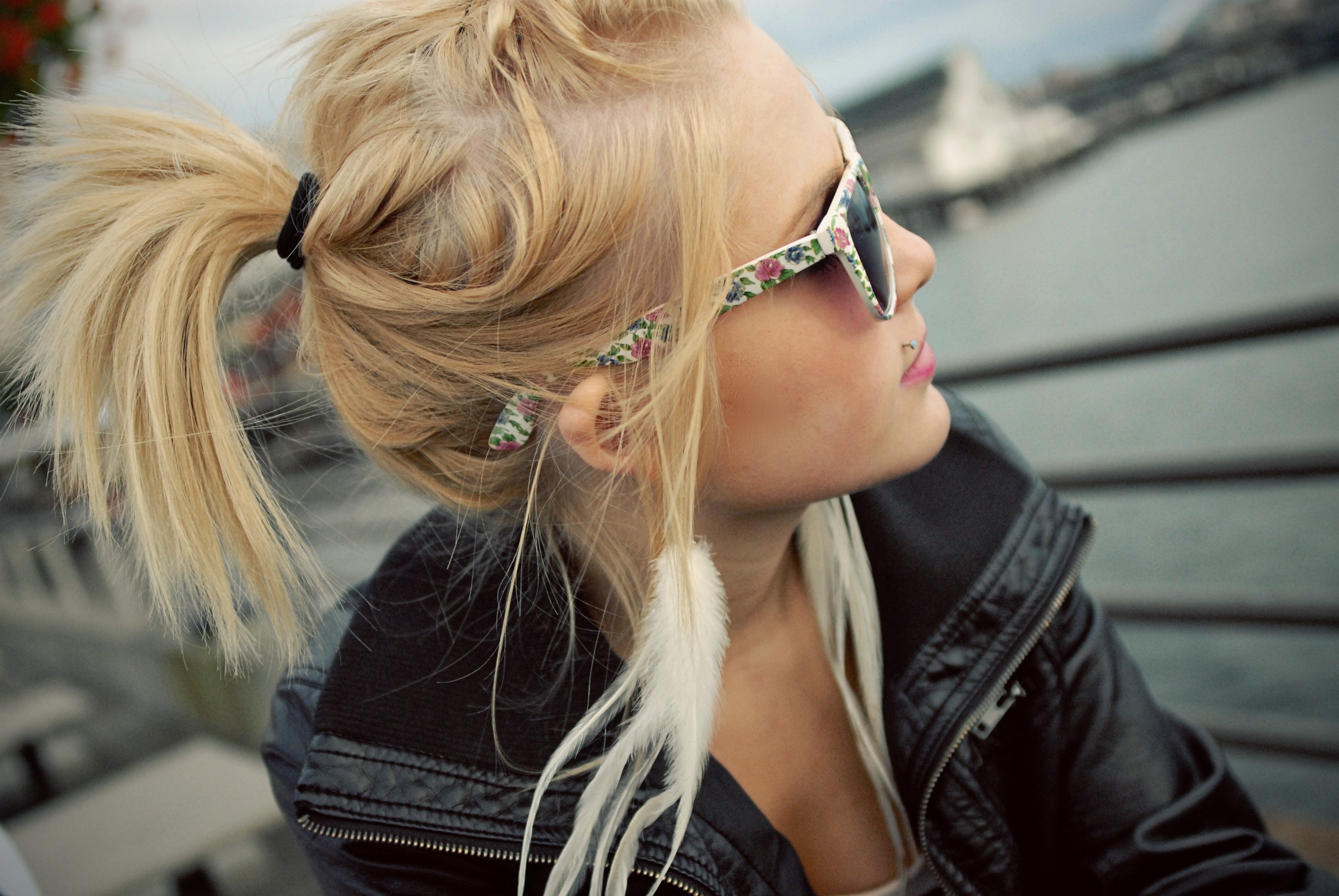 Блондинка в очках с длинными волосами