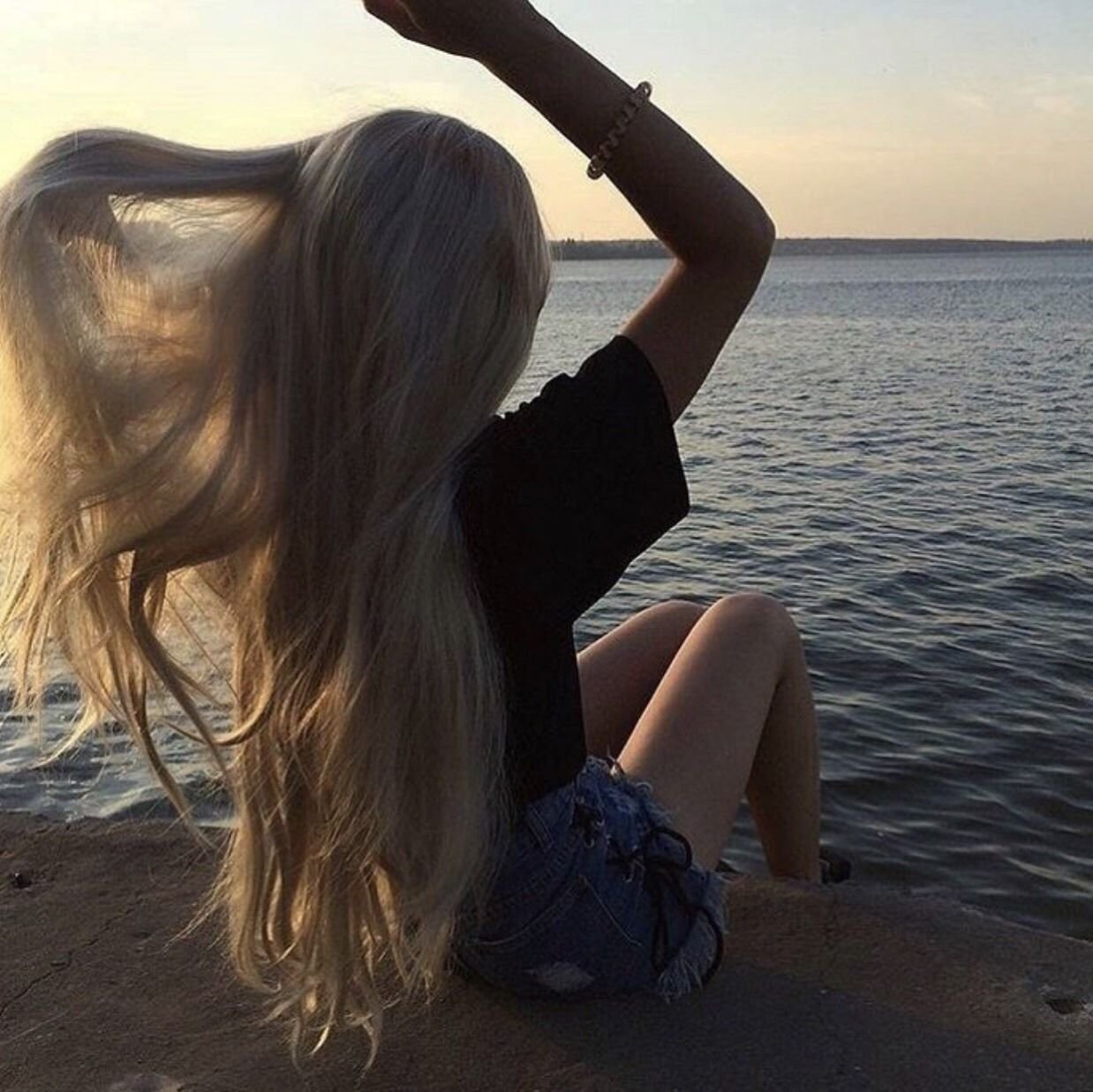 Фото девушки спиной с длинными волосами блондинки