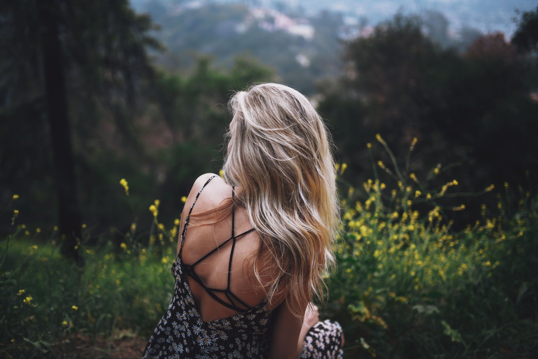 Девушка блондинка в лесу со спины