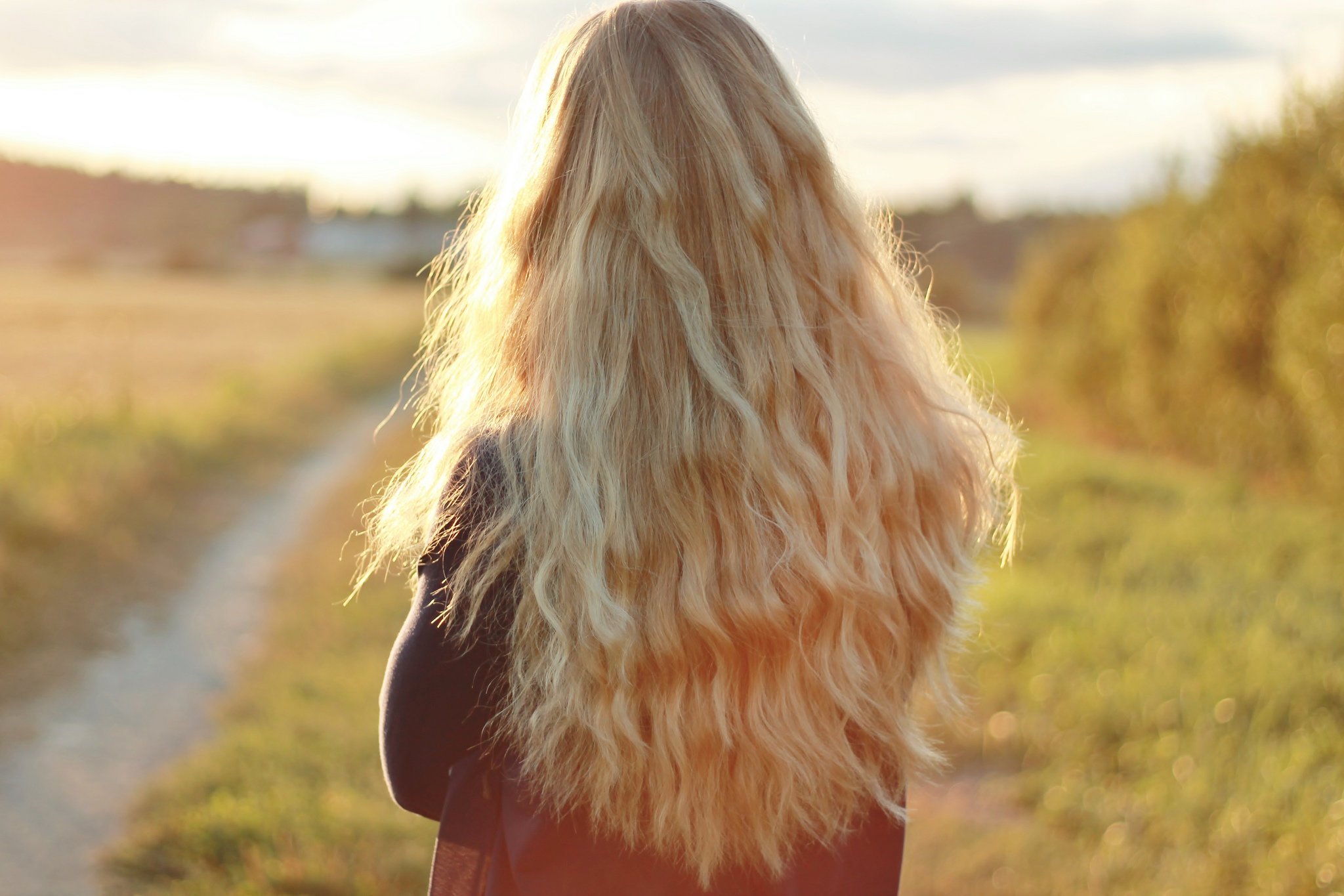 Блондинка длинные волосы со спины фото