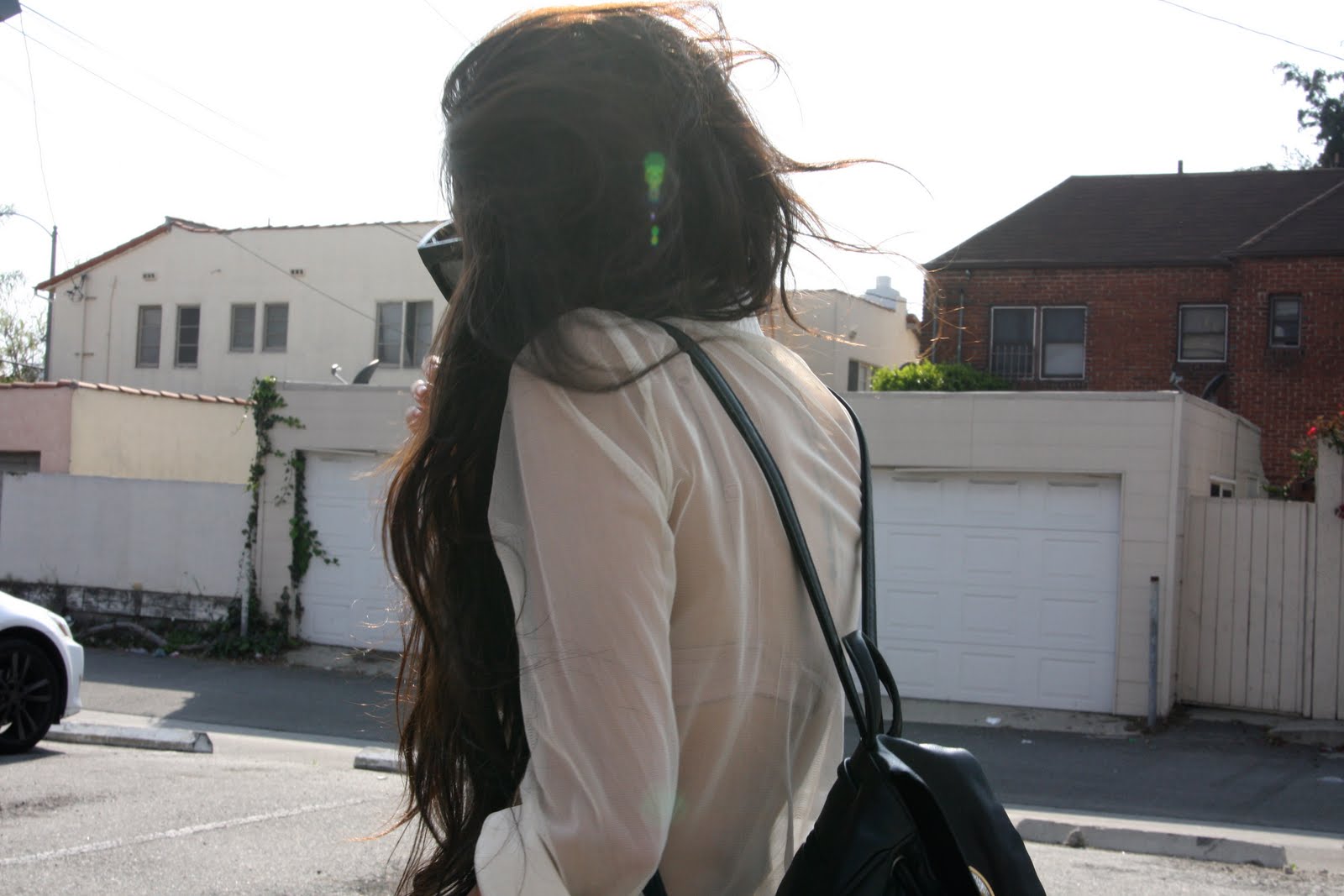Фото девушки со спины в очках на аву