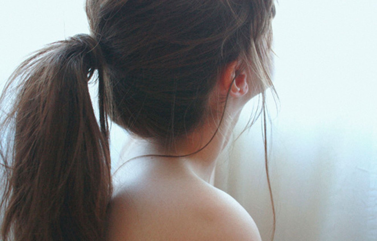 Фото девушки со спины темные волосы