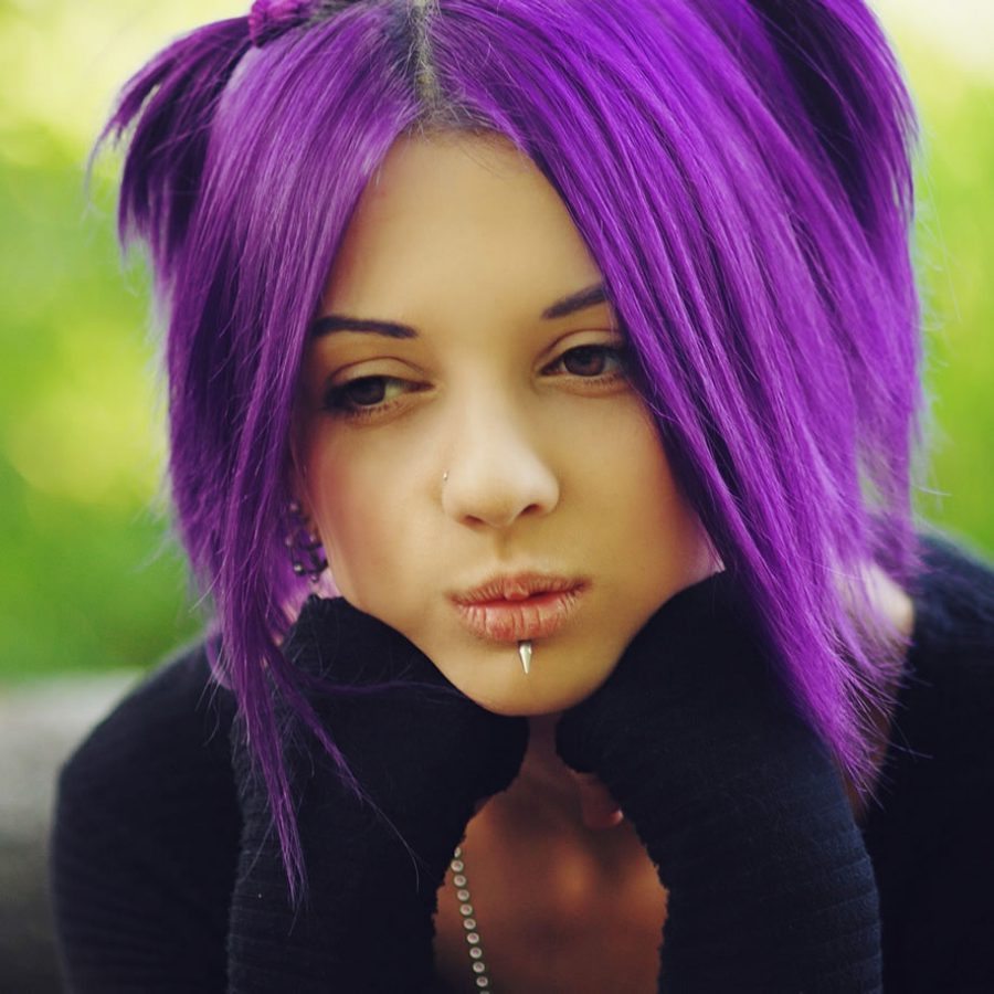 Миа Бойко с фиолетовыми волосами