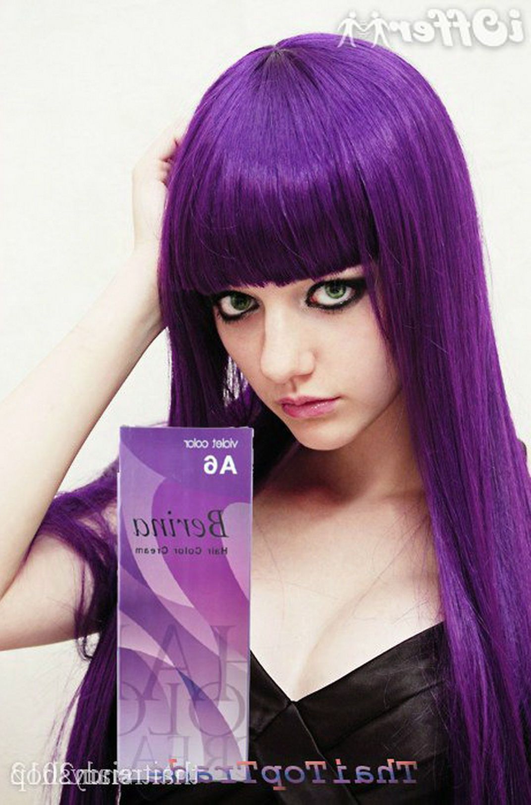 Девочка с темно фиолетовыми волосами