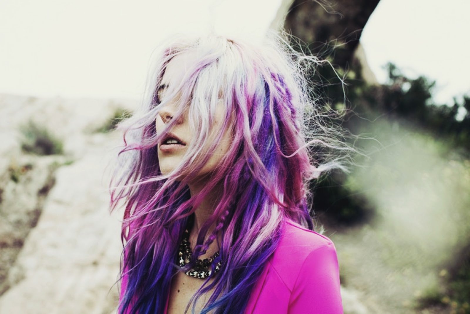 Розовые волосы с фиолетовыми прядями
