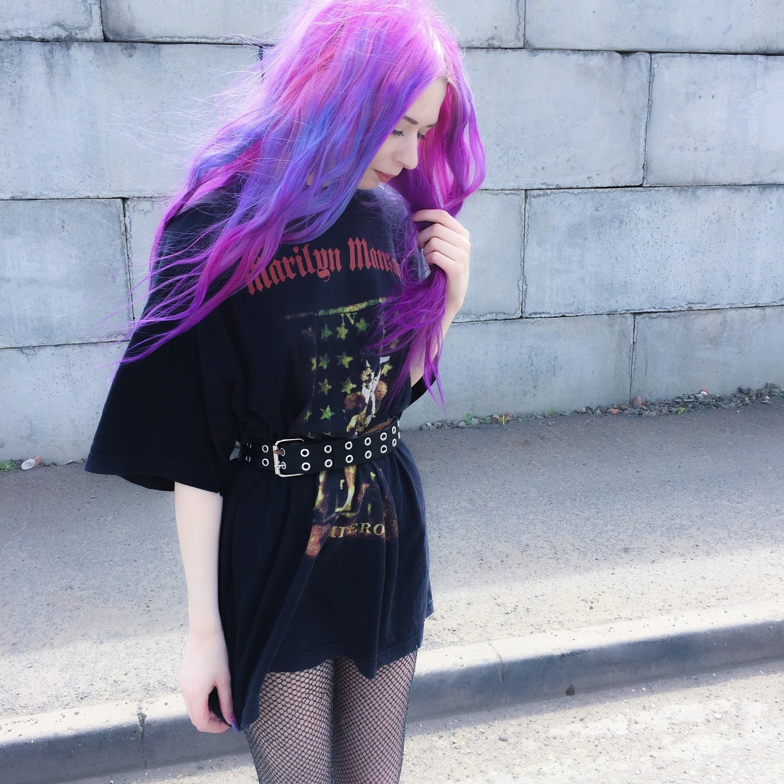 Девушки с фиолетовыми волосами со спины