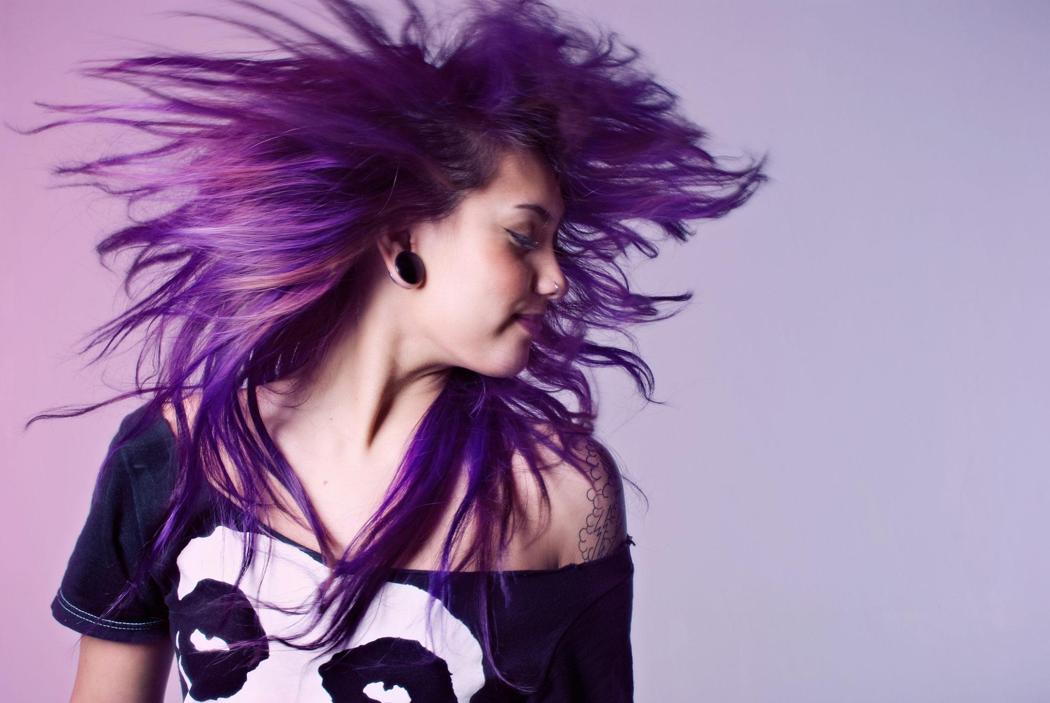 Девочка с короткими фиолетовыми волосами