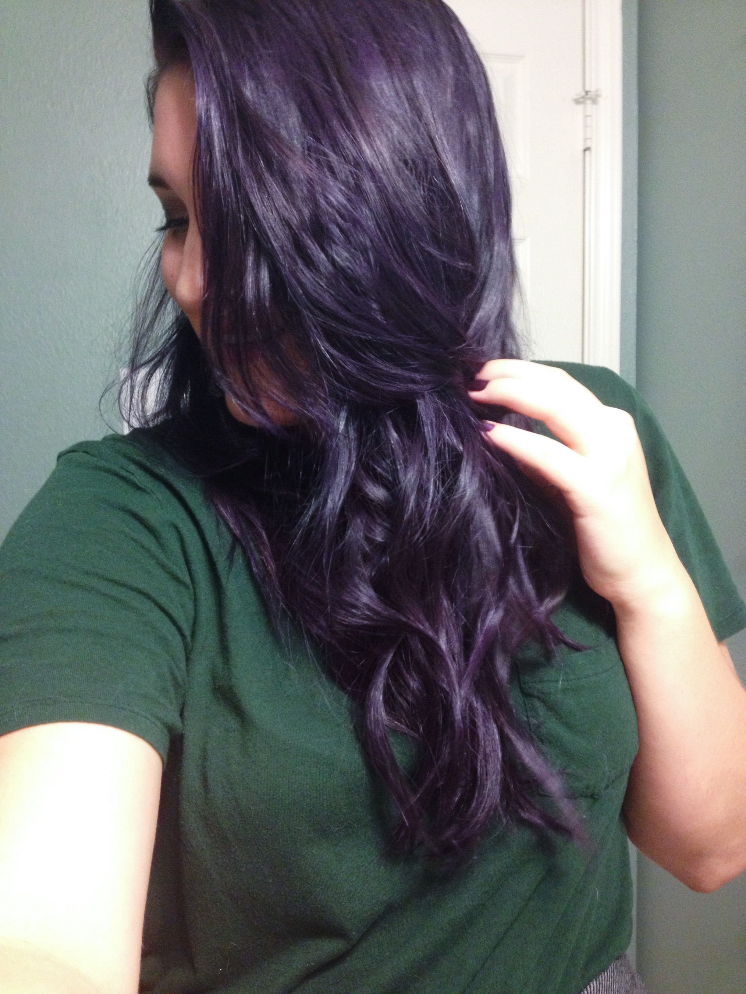 Черные волосы с отливом. Волосы баклажанного цвета. Фиолетовый оттенок на темных волосах. Темные волосы с фиолетовым отливом. Баклажановый цвет волос.