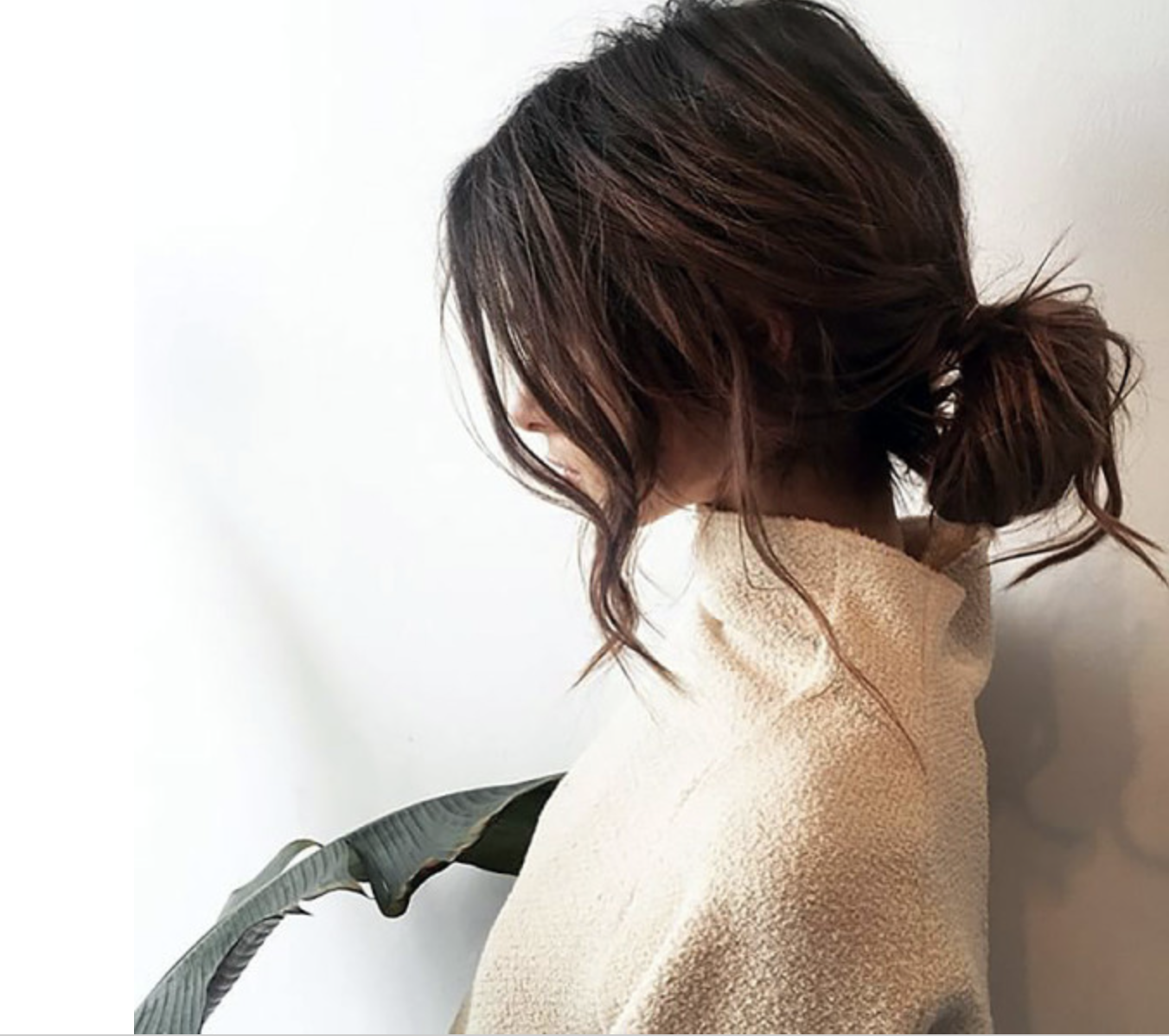 Фото со спины девушки брюнетки с средними волосами