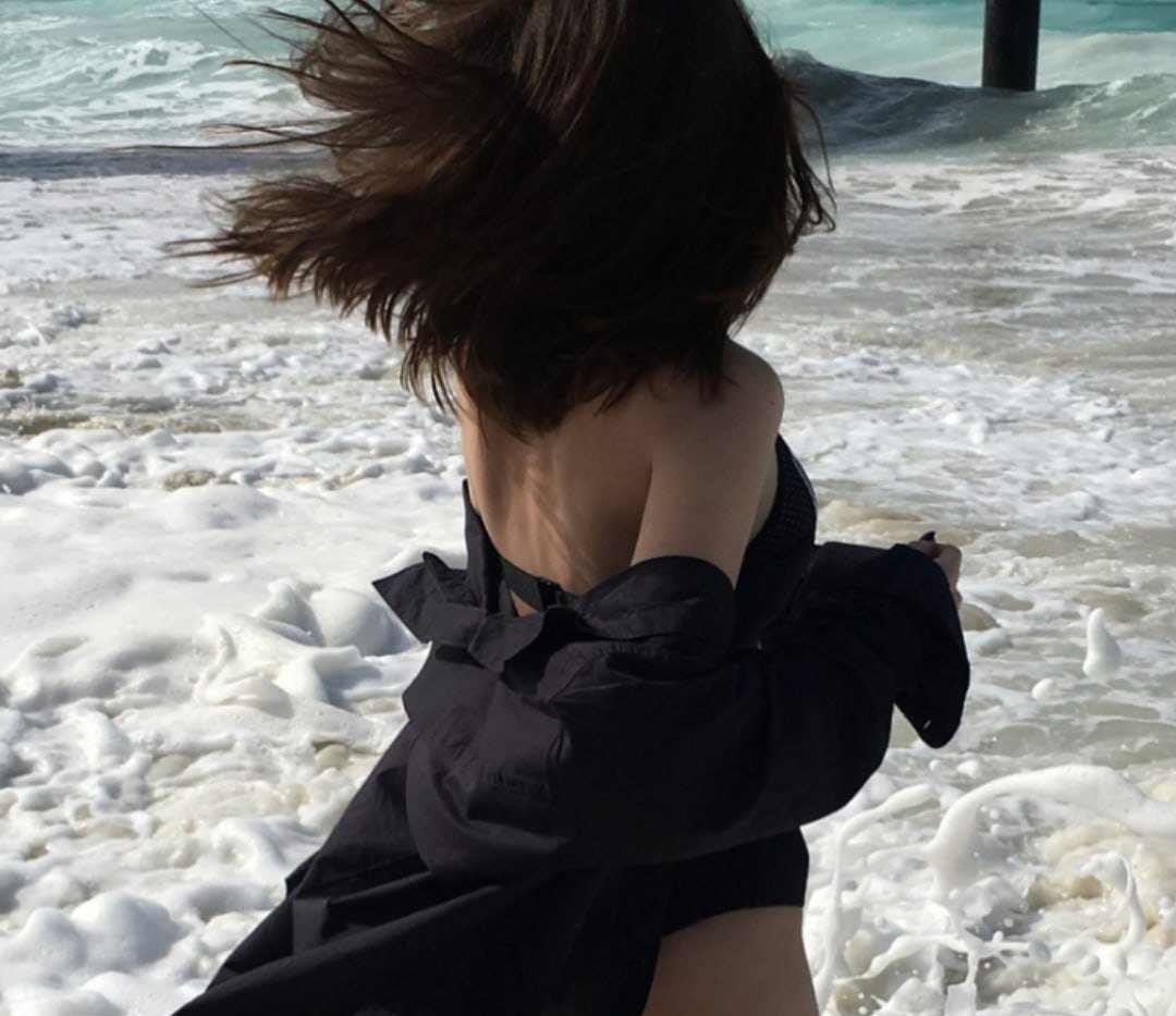Девушка на море фото со спины брюнетка без лица