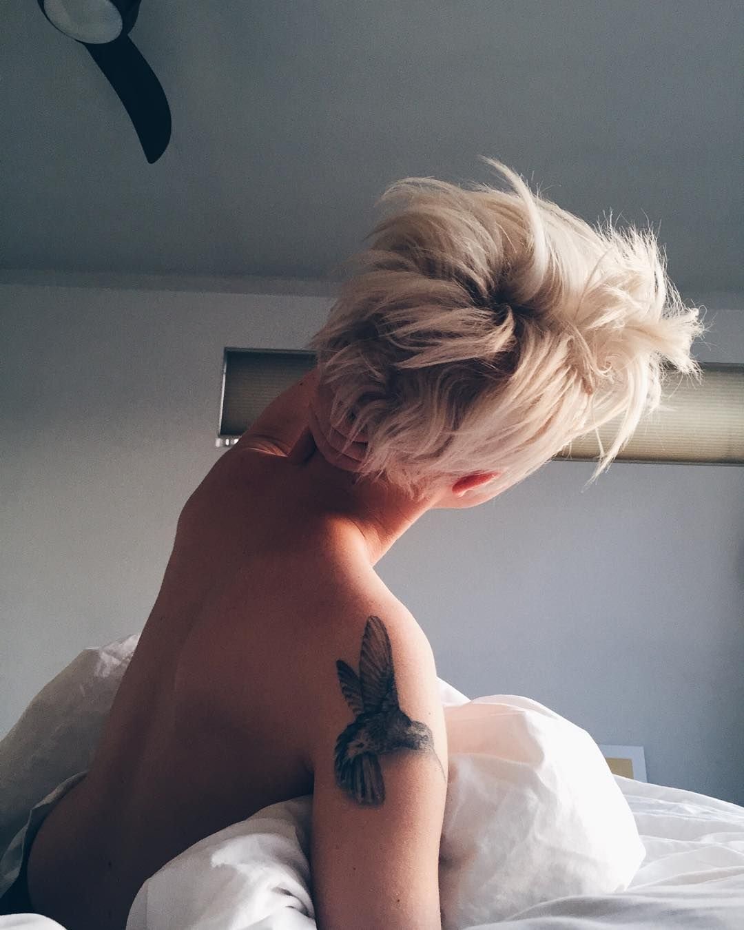 Фото девушки блондинка со спины с короткими волосами