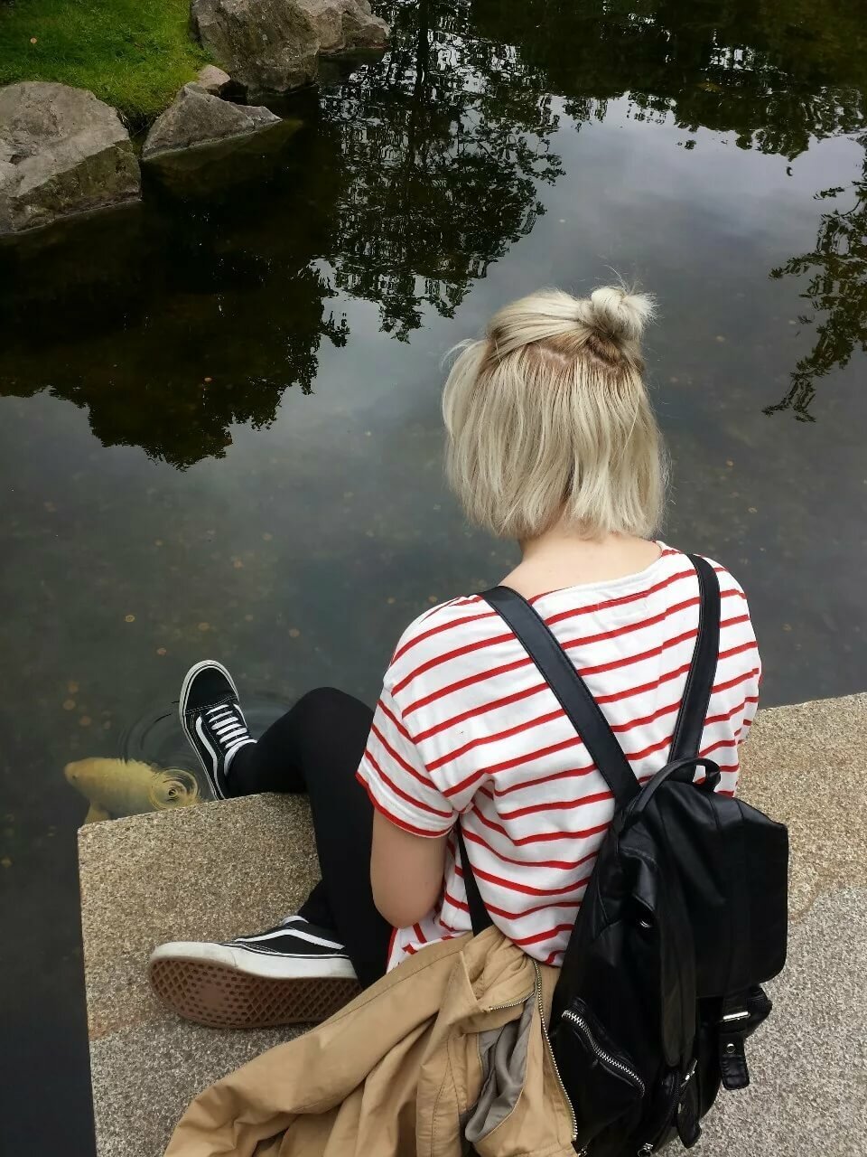 Фото девушки блондинка со спины с короткими волосами
