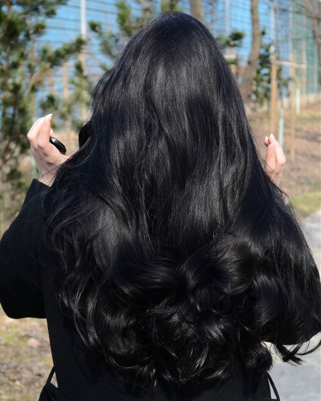 Длинные черные волосы со спины