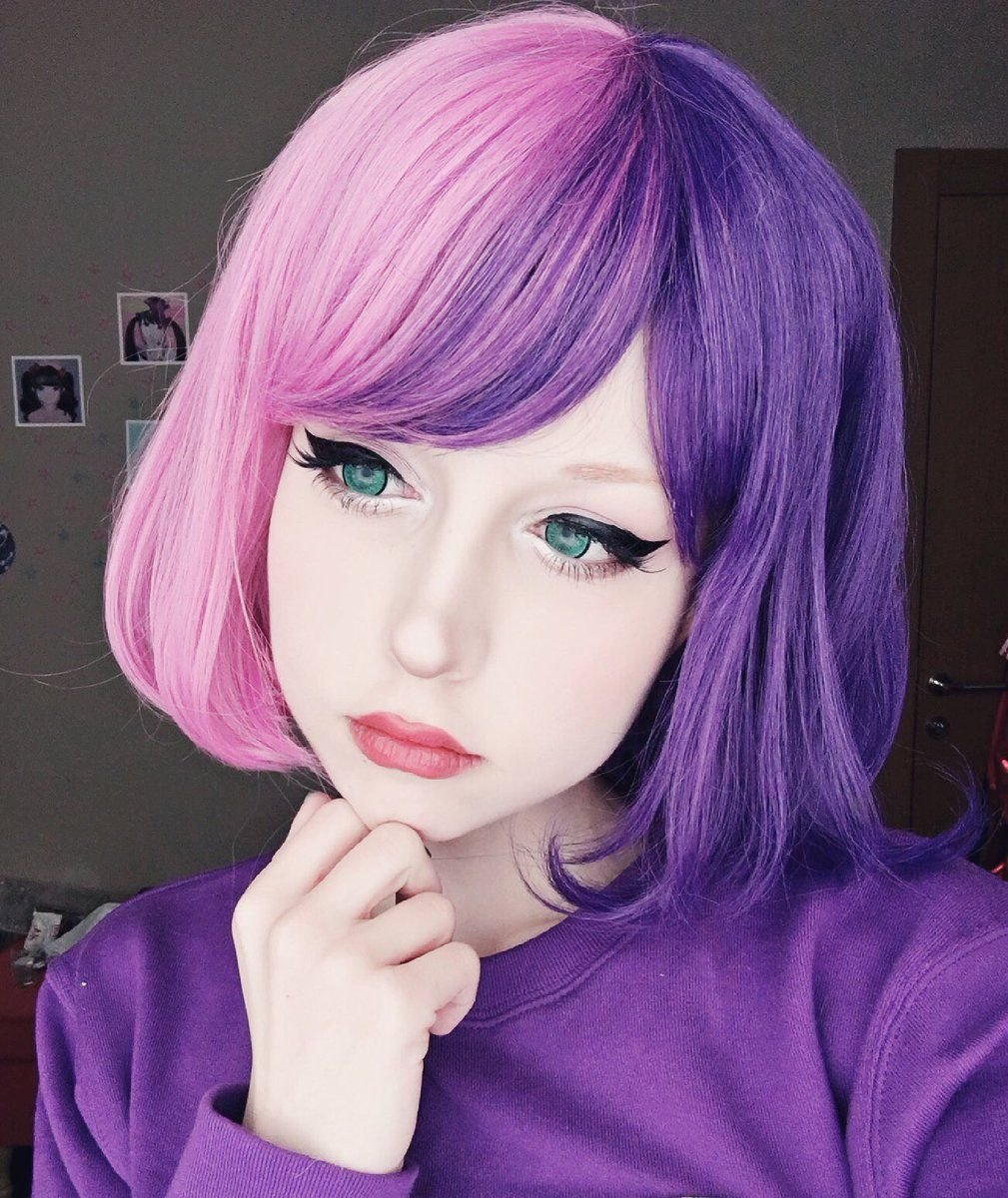 Девушка с фиолетовыми волосами каре