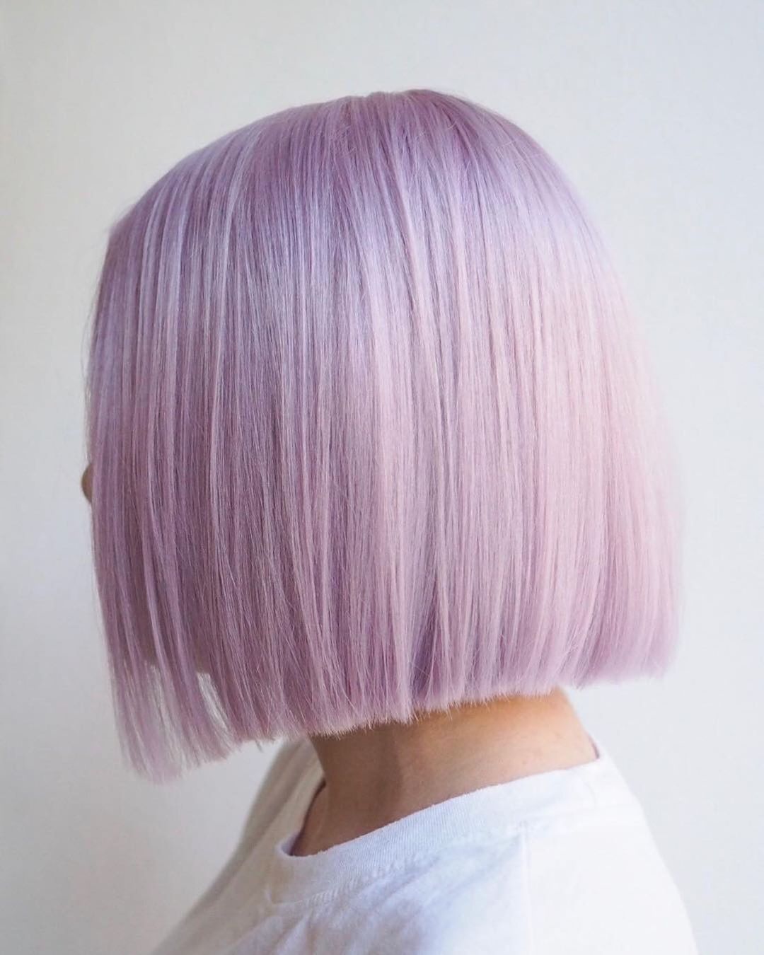 Светло фиолетовые волосы каре