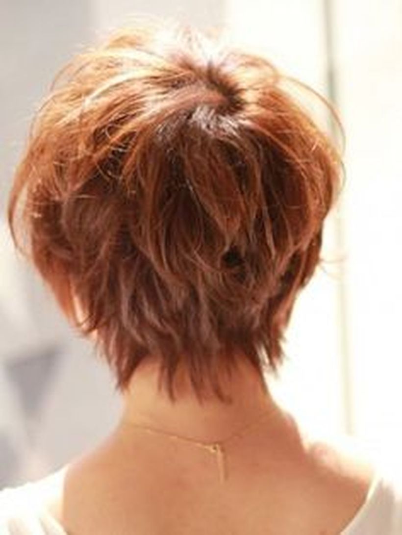Фото женщины с короткими волосами сзади