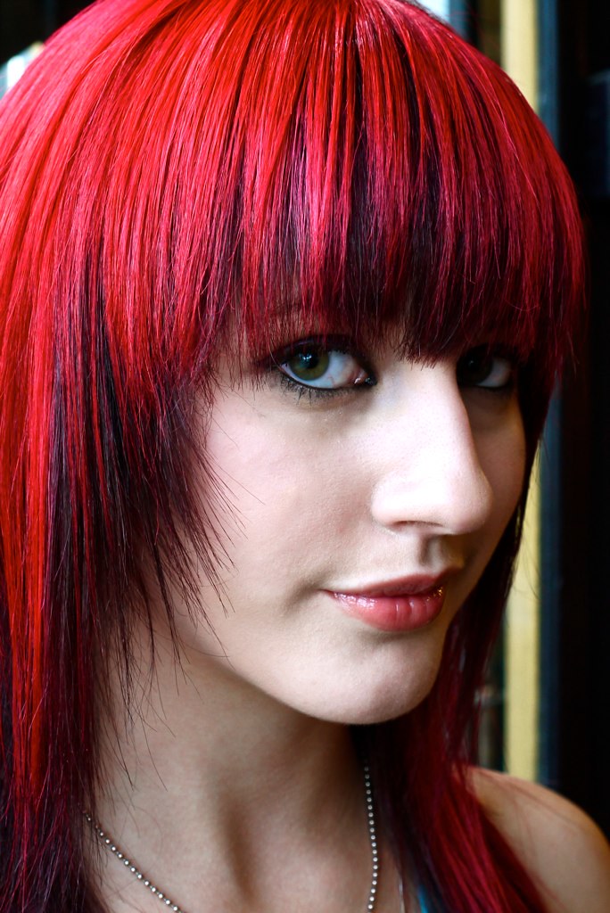 Красная челка на русых волосах фото