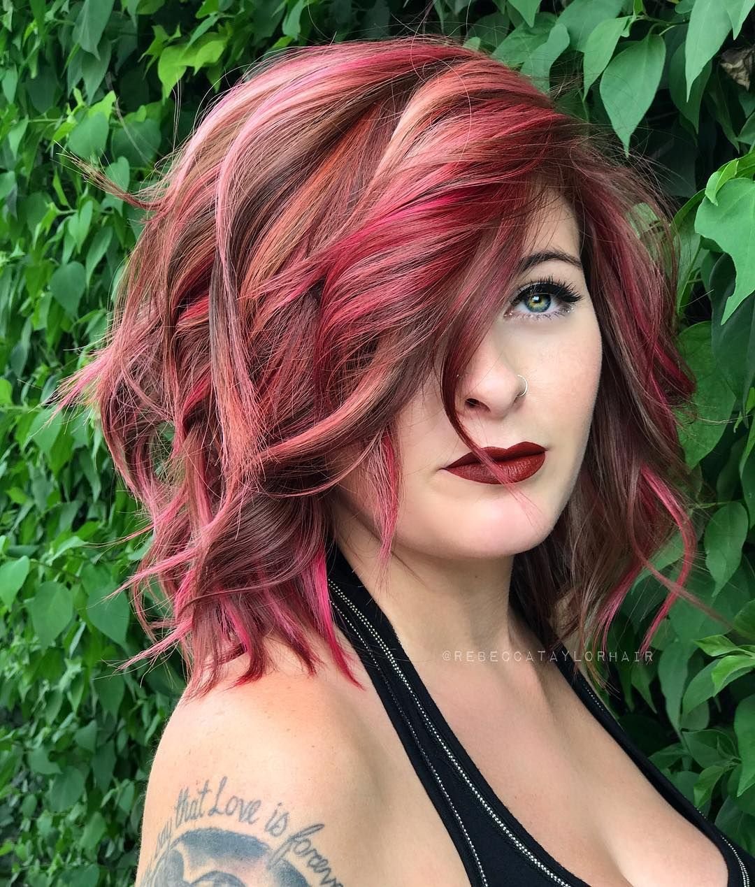 Рыжие волосы с розовыми прядями