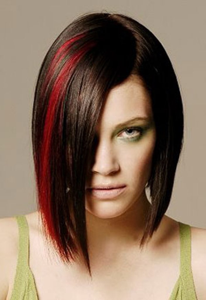Цветные пряди на темных волосах средней длины фото