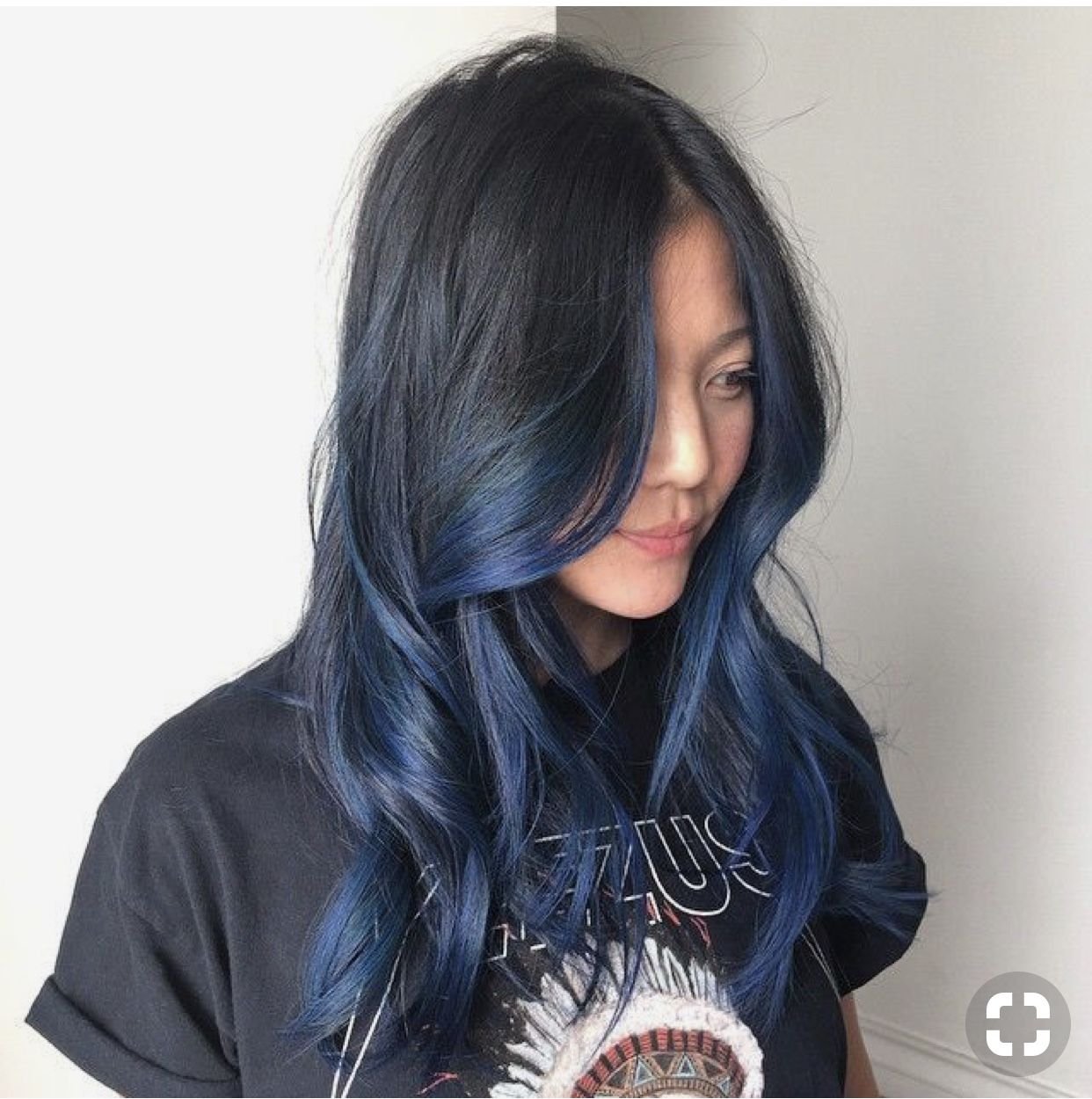 Чёрные волосы с синями прядями