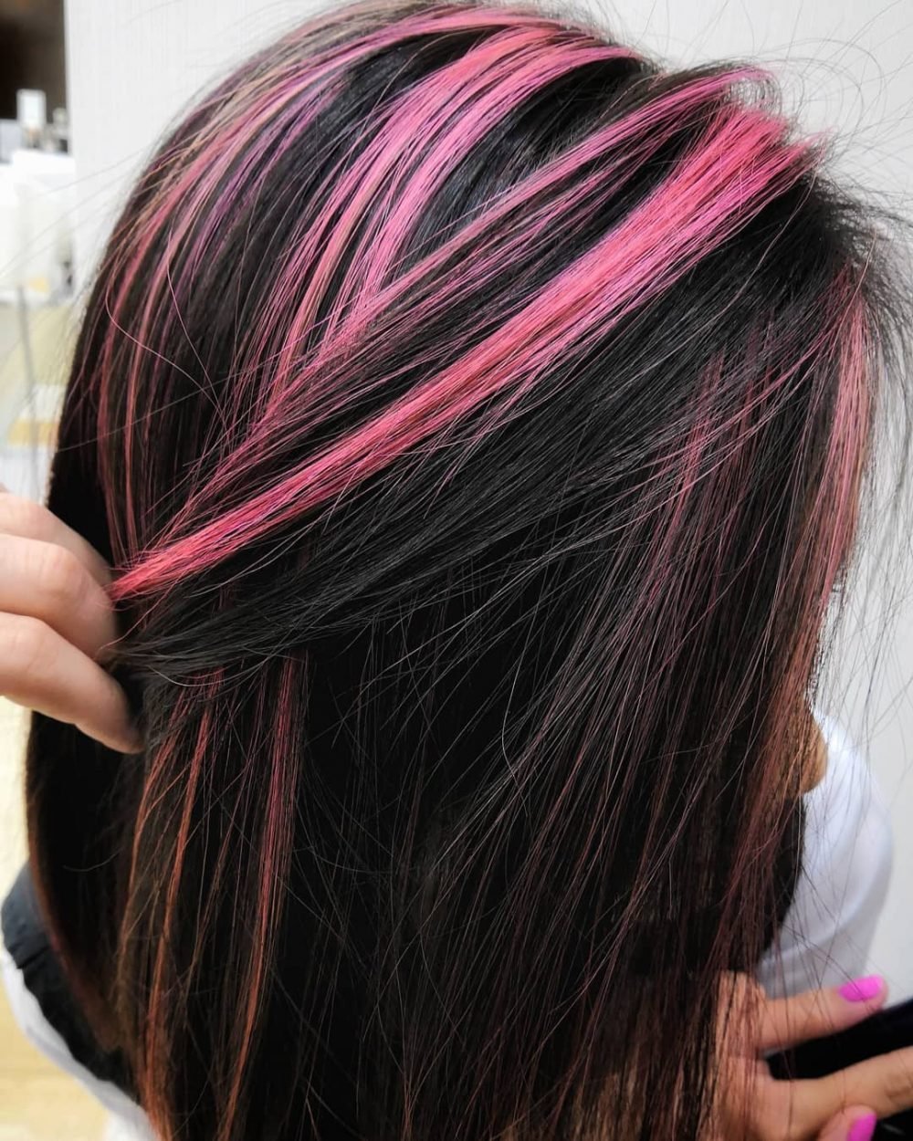 розовые пряди на темных волосах фото