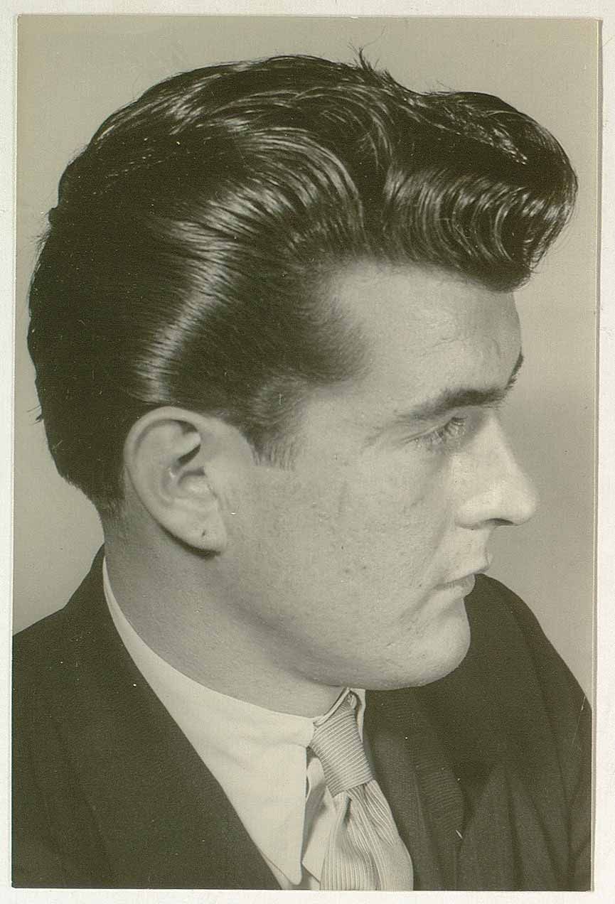 Мужские стрижки 60. Элвис Пресли прическа Помпадур. Мужские причёски 50-х годов. Советские прически мужские. Мужскиепричёски 40-х годов.