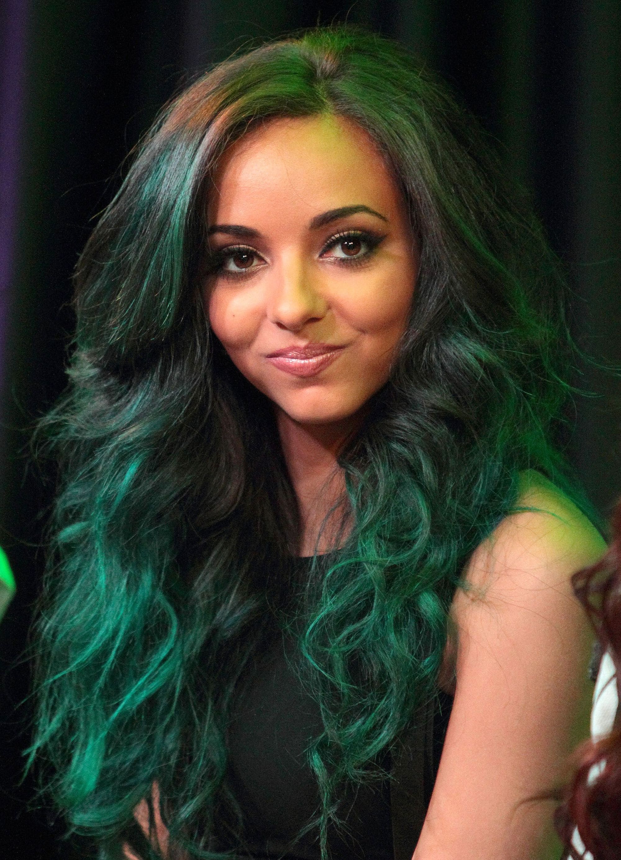 Можно зеленые волосы. Jade Thirlwall. Зеленые волосы. Девушка с зелеными волосами. Красивый цвет волос.