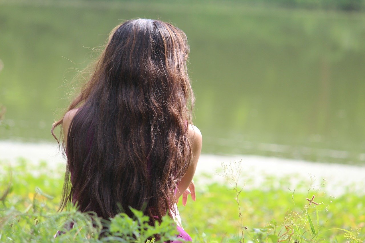 Фото девушки с темными волосами со спины