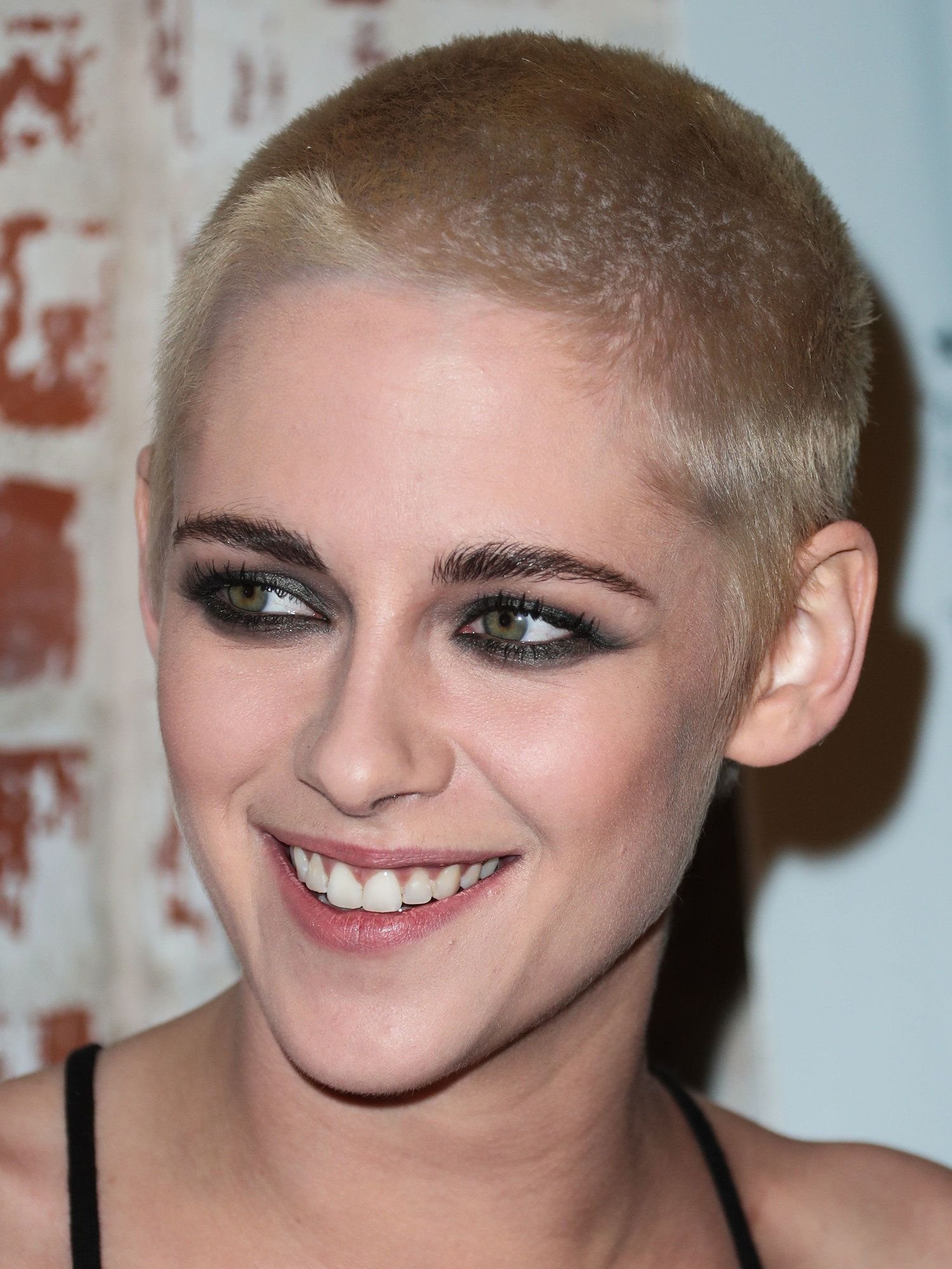 Мм короткая. Кристен Стюарт блондинка лысая. Кристен Стюарт андеркат. Kristen Stewart Buzzcut. Сбритые виски Кристен Стюарт.