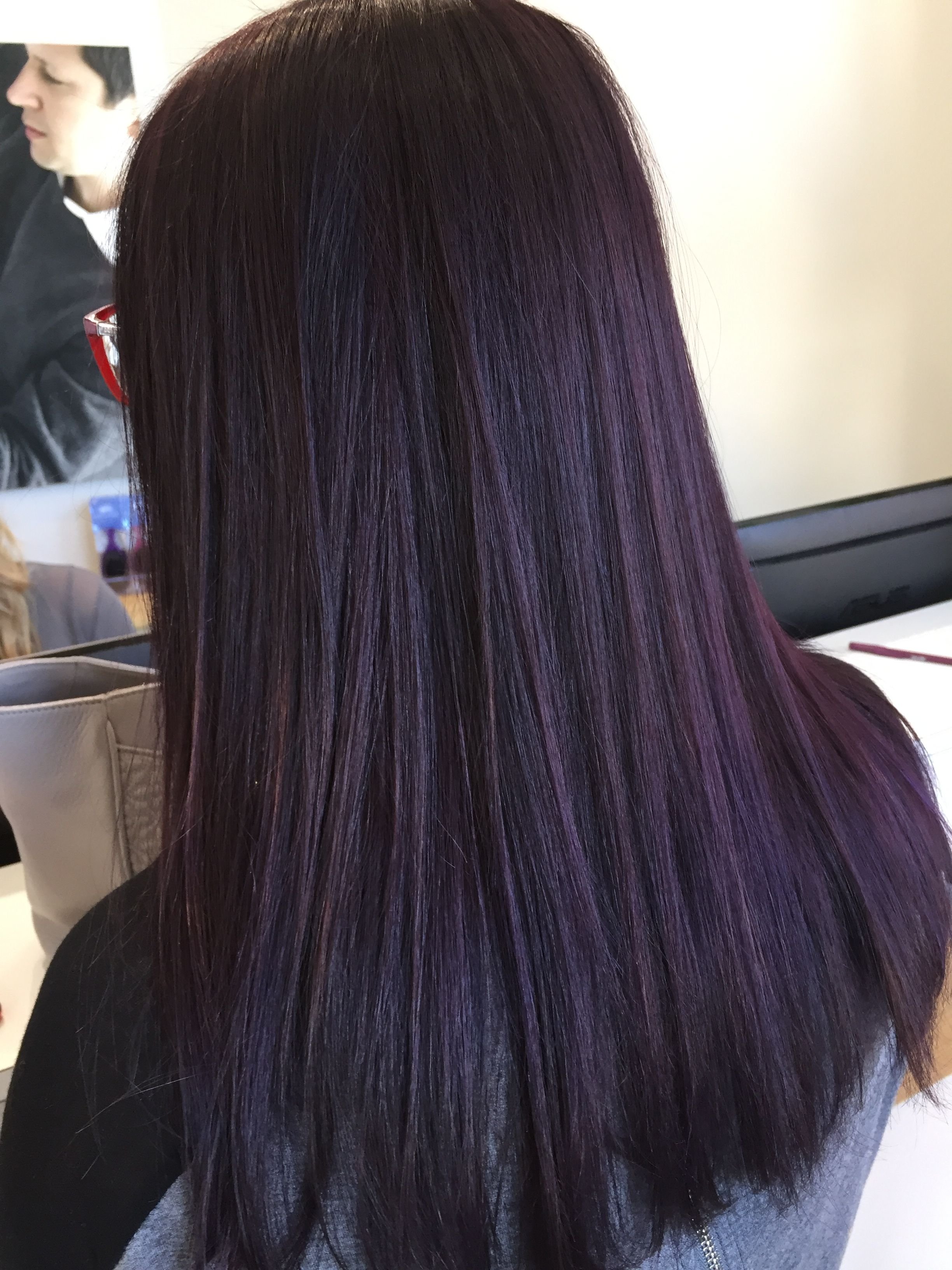 Темный цвет волос с фиолетовым отливом