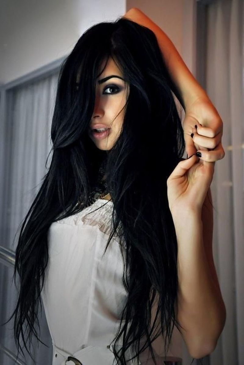 Фото девушка брюнетка с длинными волосами