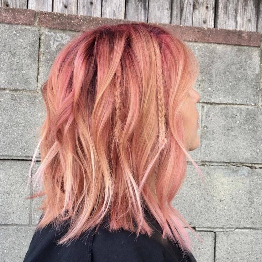 Рыже розовый цвет. Персиковый блонд балаяж. Рыже розовый цвет волос. Пыже-розовый цвет волос. Персиково рыжий цвет волос.