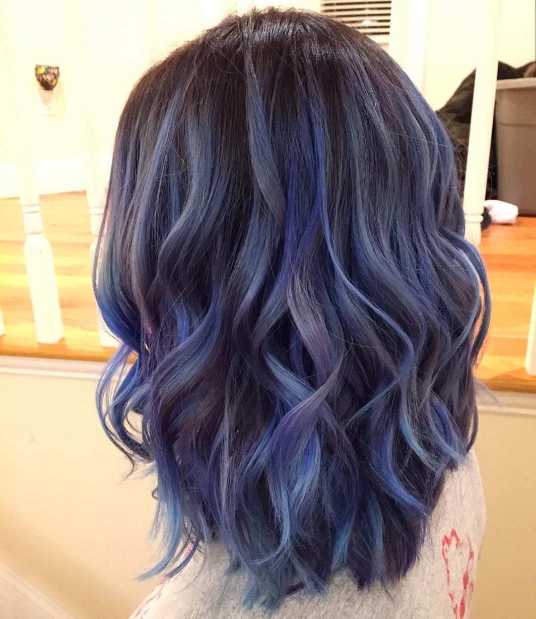 Мелирование с синими прядями на темные волосы